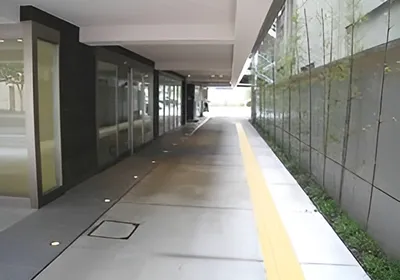 ビル正面入口までのアプローチ 
＊アプローチを進んだ奥の駐車場の３～５番は
歯科専用です。